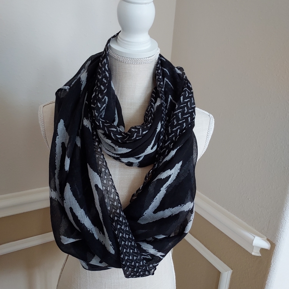 D&Y BLACK AND WHITE LIGHTWEIGHT CHEVRON INFINITY SCARF for WOMEN
